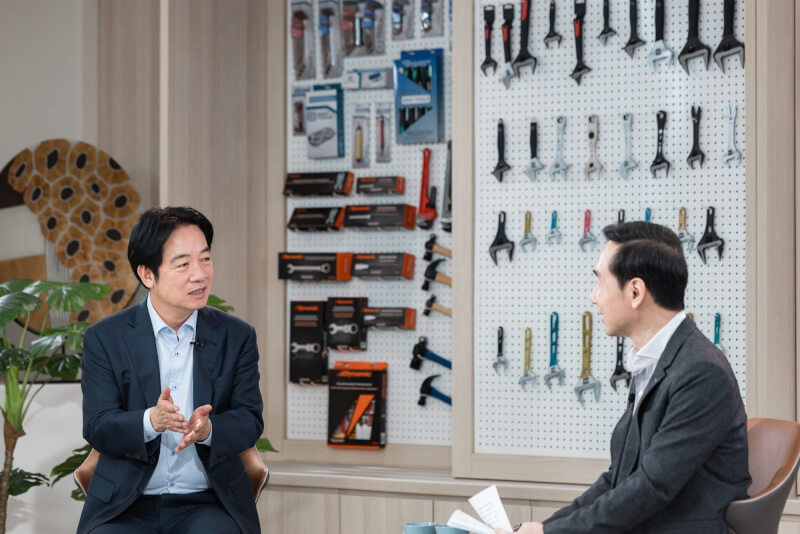 總統賴清德（左）27日接受民視新聞專訪，談台美關稅談判，台灣取得對等關稅15%不疊加的成果。（總統府提供）中央社記者葉素萍傳真　115年1月27日