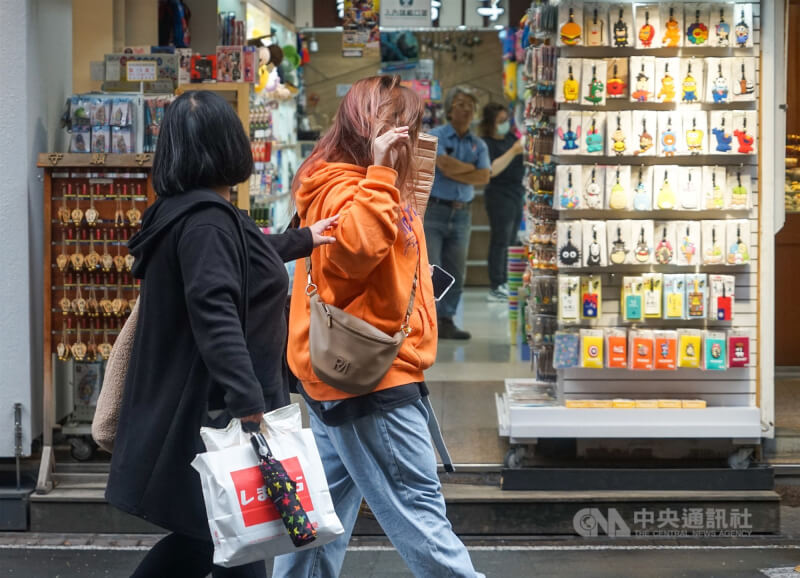 國發會27日發布2025年12月景氣燈號，綜合判斷分數為38分，月增1分，正好升至紅燈的區間下緣38分，因此從11月的黃紅燈轉呈紅燈，為1年來首次亮出熱絡紅燈。（中央社檔案照片）