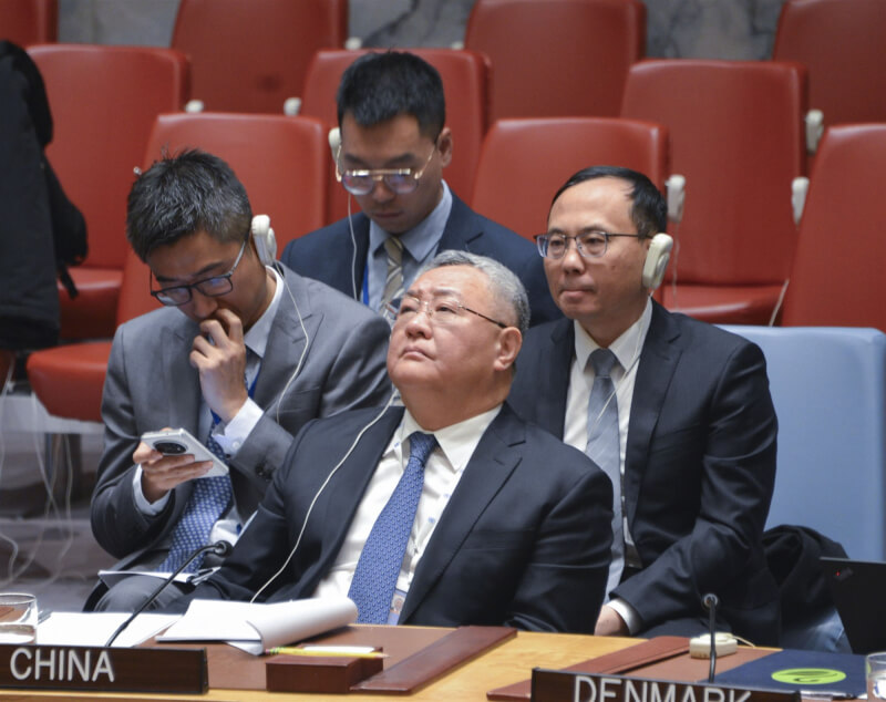 中國常駐聯合國代表傅聰（前）再度針對日本首相高市早苗「台灣有事」答詢提出抗議。（共同社）