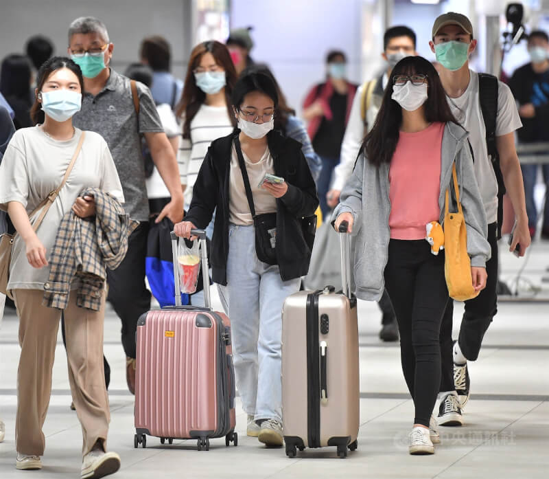 圖為台北火車站中，民眾帶著行李箱準備搭車。（中央社檔案照片）