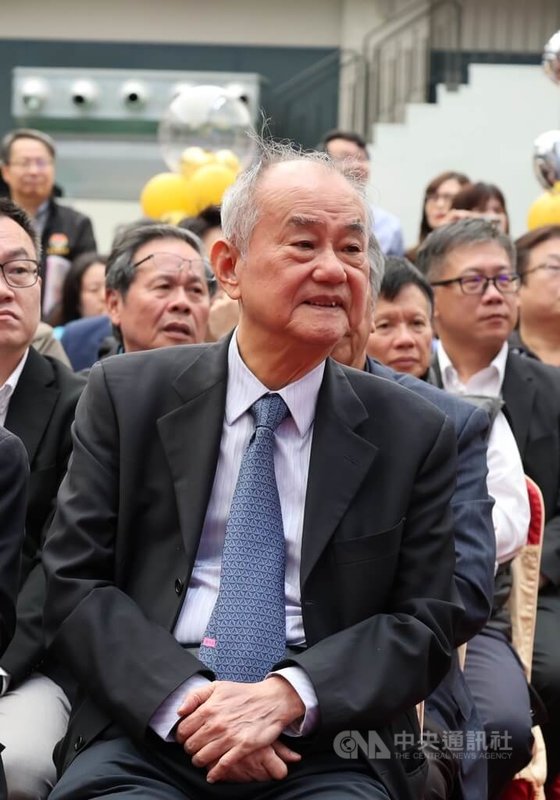 京元電子竹南廠爆發工程師涉嫌竊取測試IC電路板變賣牟利，案由檢警偵辦中。京元電子董事長李金恭（中）27日表示，遭竊損失物品已成功取回逾8成，未有任何數據、技術機密外洩，對公司財務與營運並無影響。圖為李金恭114年12月出席苗栗縣政府活動。中央社記者管瑞平攝　115年1月27日