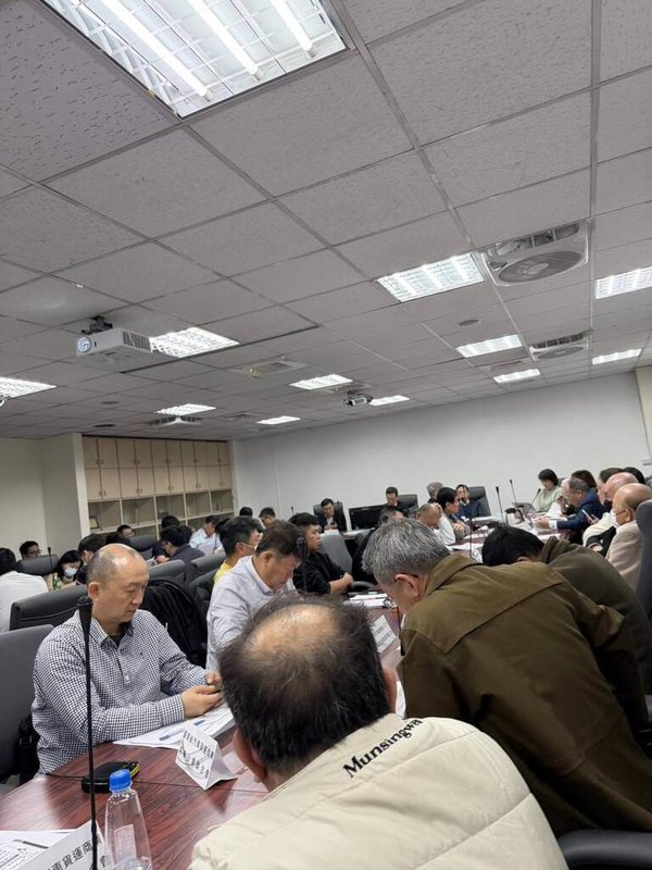 為解決土方之亂，國土署27日上午8時邀各縣市營建土石方、營造業、不動產開發等各產業公會代表溝通，會議直到中午約12時30分才結束。（民眾提供）中央社記者高華謙傳真　115年1月27日