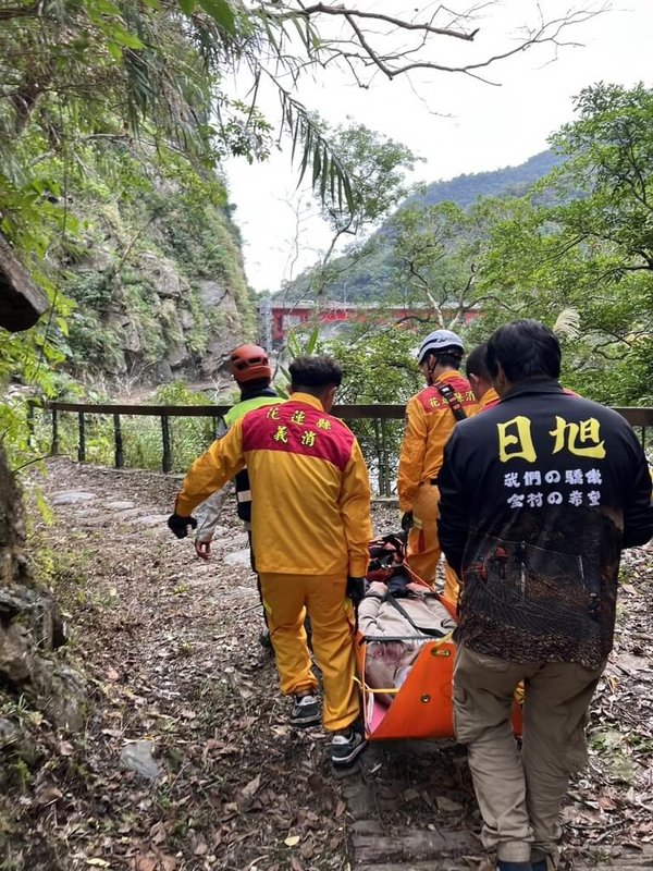 太魯閣國家公園砂卡礑步道27日下午1時許傳出墜落事故，秀林鄉富世村60歲葉姓族人騎車前往農地途中，不慎摔落25公尺深溪床，全身多處擦挫傷，意識清楚。花蓮警義消趕往救援，將葉男救起送醫治療。（花蓮縣消防局提供）中央社記者張祈傳真 115年1月27日