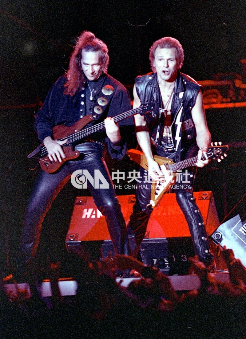 天蠍合唱團在台北市立體育場演出，將現場氣氛帶到最高潮。中央社記者王遠茂攝 83年2月1日