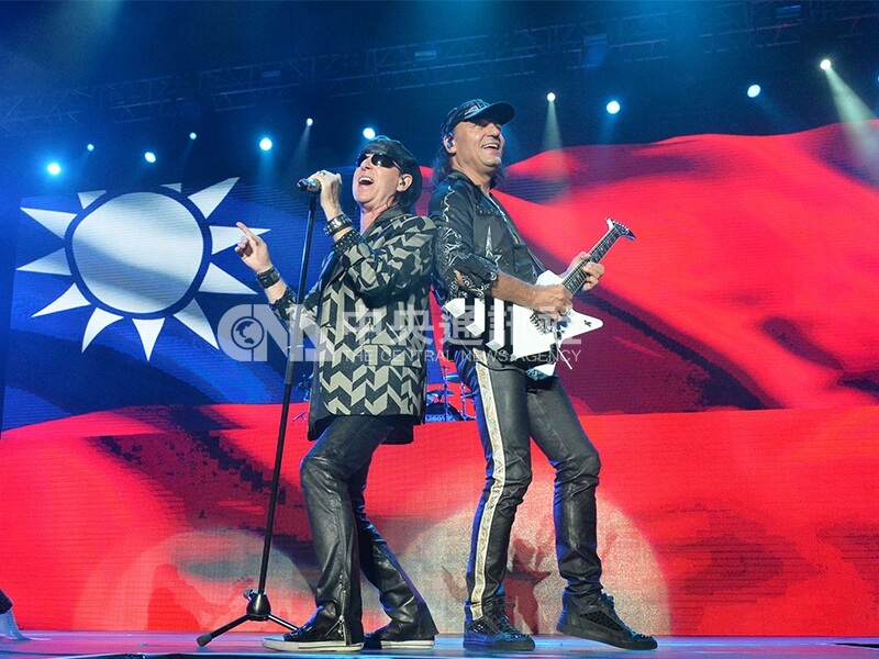 2016年，德國搖滾樂團天蠍合唱團在台北南港展覽館舉辦出道50週年紀念演唱會，在舞台上秀出中華民國國旗，HIGH翻全場歌迷。中央社記者孫仲達攝　105年10月3日