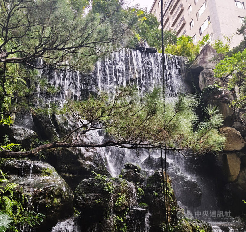 陶朱隱園內的庭園瀑布，設置在室內游泳池外。中央社記者何秀玲攝　115年1月27日