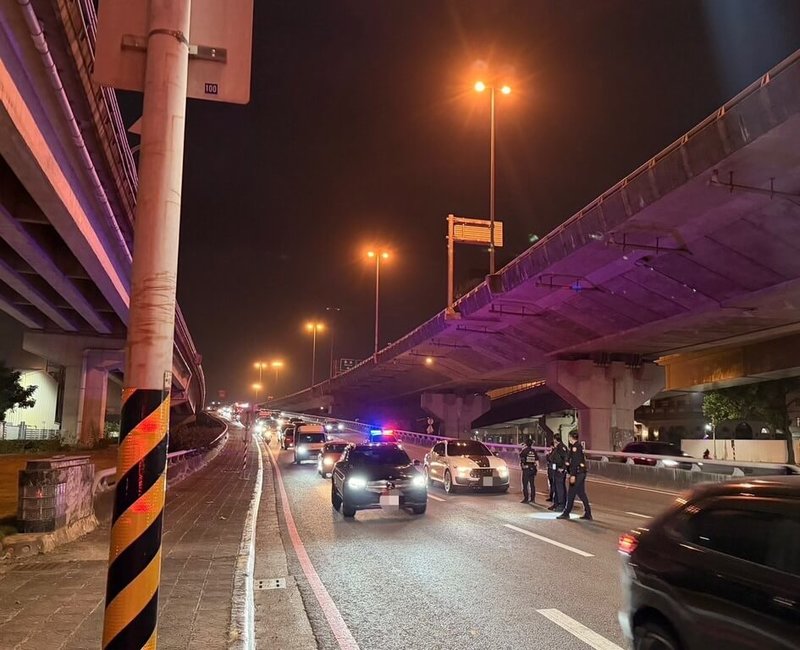 高雄市政府警察局仁武分局員警27日晚間巡邏時攔查一部車輛，該車拒檢逃逸還涉嫌企圖倒車衝撞，警方朝該車輪胎射擊15槍，目前已掌握駕駛身分及相關位置，正全力緝捕到案。（高雄市政府警察局仁武分局提供）中央社記者張已亷傳真　115年1月27日