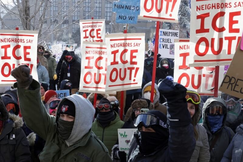 美國明尼蘇達州明尼阿波利斯市民眾23日在街頭示威，抗議美總統川普部署數千名移民執法人員。（路透社）
