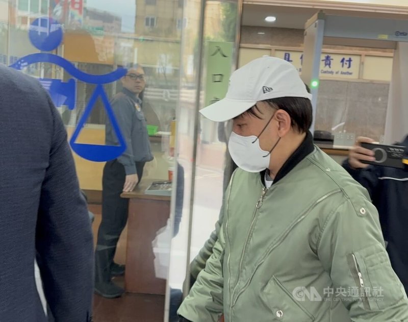 藝人黃子佼（右）民國114年開車碰撞機車騎士，未下車查看直接駛離，涉肇事逃逸遭起訴。台灣新北地方法院27日首度開庭，結束後黃子佼快步離開法院。中央社記者曹亞沿攝 115年1月27日