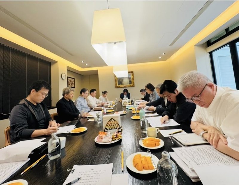 總統賴清德27日指出，夏天官邸開會討論台美關稅談判時，桌上擺著的是代表家鄉的「台南芒果」；但隨著談判進入深水區，會議往往延續至深夜，這時桌上點心就換成了「燒餅夾蛋與豆漿」。（總統府提供）中央社記者葉素萍傳真　115年1月27日