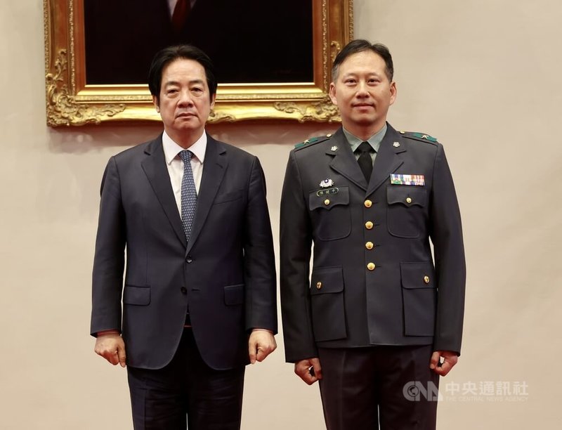 總統賴清德(左)28日在總統府主持中華民國115年2月份將官晉任授階典禮,陸軍上校陳健中(右)晉任陸軍少將。中央社記者張皓安攝 115年1月28日
