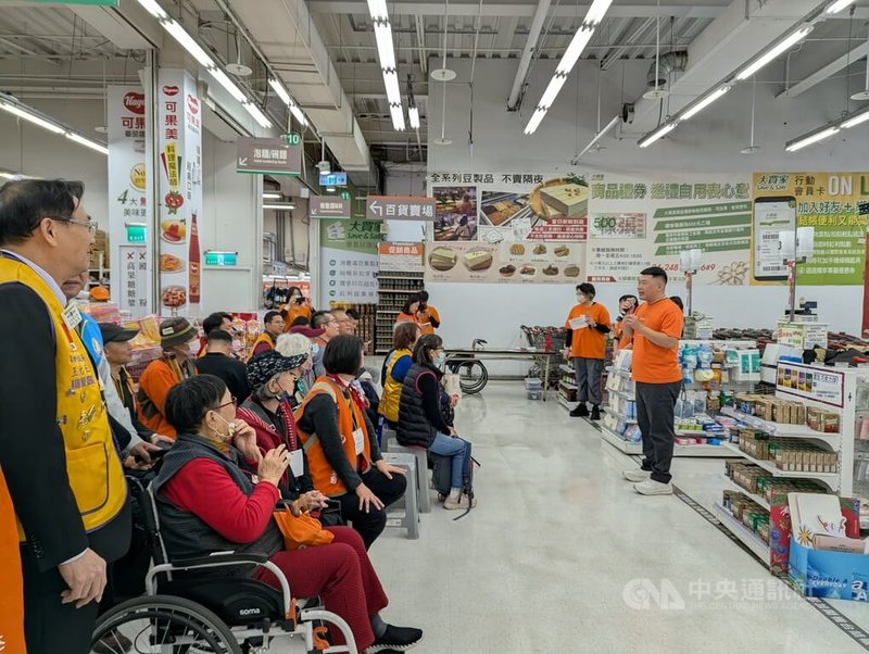 弘道老人福利基金會與公益團體、企業合作，28日邀獨居長輩到大賣場「辦年貨」，基金會表示，希望讓長輩不再只是被動接受物資，而是能選擇真正需要的用品。中央社記者蘇木春攝　115年1月28日