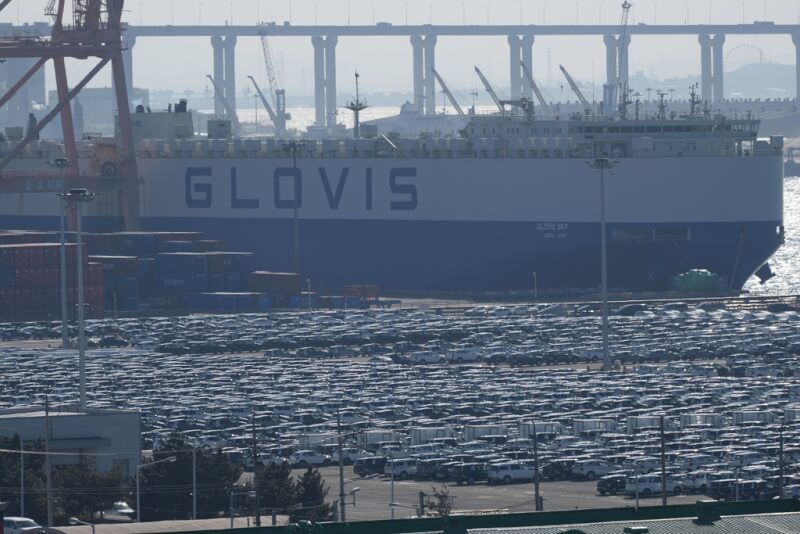 美國總統川普揚言，要提高韓國商品關稅至25%。圖為韓國即將出口的車輛27日停放在平澤市港口。（美聯社）