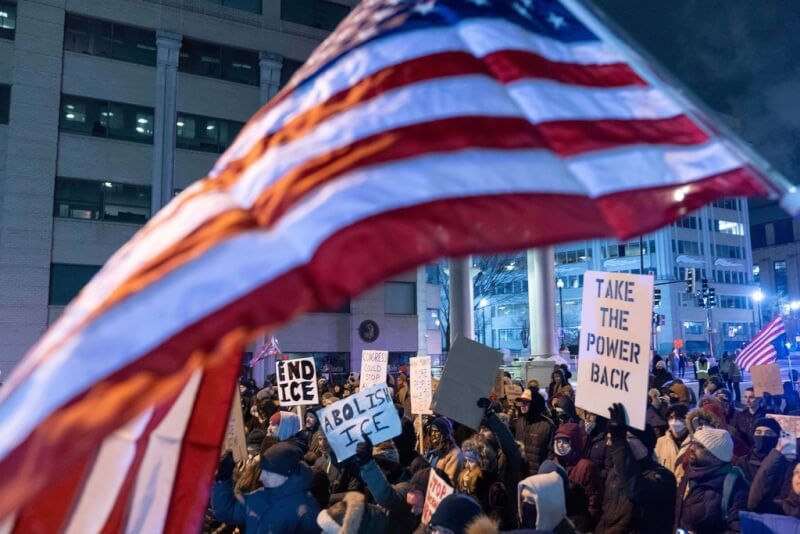 美國移民暨海關執法局（ICE）總部外24日有民眾集會抗議。（美聯社）