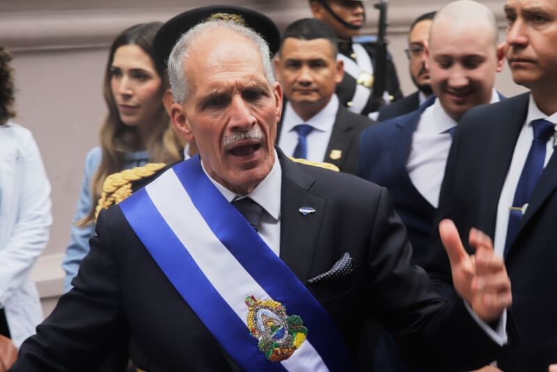 宏都拉斯保守派企業家阿斯夫拉27日在國會宣誓就任總統。（美聯社）