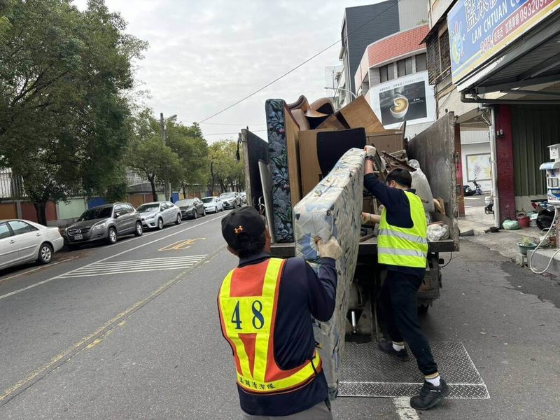 農曆年節將至，彰化縣環保局28日指出，為因應垃圾增量，2月15日小年夜，鹿港、和美及員林等鄉鎮清潔隊，將增加清運班次，2月16日除夕當天，花壇、芬園等鄉鎮將加開車次。（彰縣環保局提供）中央社記者吳哲豪傳真 115年1月28日