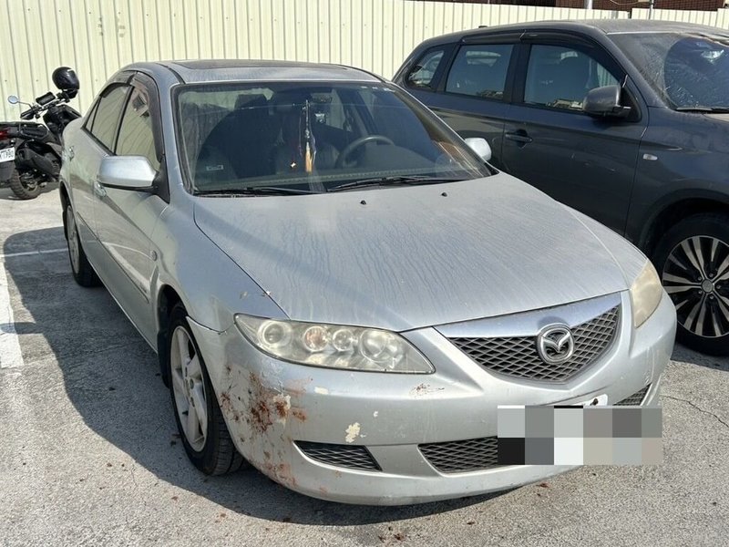 有網友發文稱有人惡意在高雄自強路停車場放置「檳榔炸彈」，只要有車入場找車位，檳榔渣就會噴出弄髒車（圖）。新興警方表示，此舉涉犯毀損罪、廢清法等，正追查惡作劇涉案人。（高市新興警分局提供）中央社記者洪學廣傳真　115年1月28日