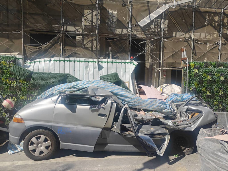 彰化縣溪湖鎮一處工地28日上午發生輕隔間板材吊掛時，不慎從11樓滑落至地面意外，2輛自小客車遭砸，其中一輛嚴重毀損、車身慘被壓扁，所幸無人員傷亡。（民眾提供）中央社記者鄭維真傳真　115年1月28日