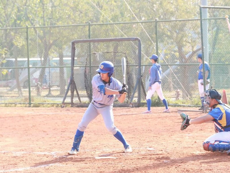 114學年度高中棒球聯賽(木棒組)第一階段預賽持續展開,大溪高中28日與新社高中交手,大溪打者黃宇(中)開轟,單場貢獻3安4打點,助隊搶勝。(學生棒球運動聯盟提供)中央社記者謝靜雯傳真 115年1月28日