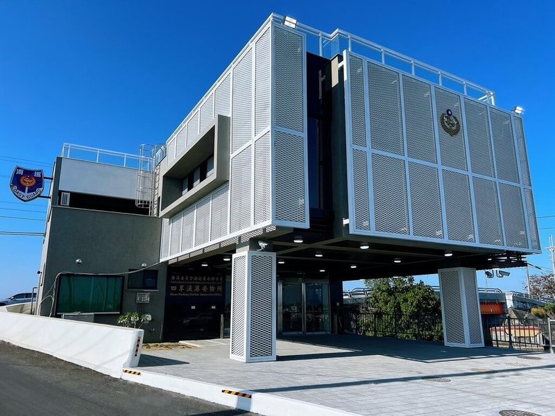 海巡署台南市四草漁港安檢所新建廳舍歷時1年4個月建造完工，兼顧現代化機能與節能減碳的綠建築理念，斥資近新台幣3714萬元，28日落成啟用。（海巡署提供）中央社記者張榮祥台南傳真　115年1月28日