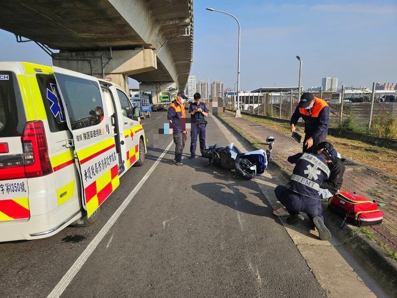 高雄市一名機車騎士28日下午行經鳳山區南華一路外側車道時與另輛機車擦撞，男子倒地後不幸遭大貨車後輪輾過、當場死亡。（高市鳳山警分局提供）中央社記者洪學廣傳真　115年1月28日