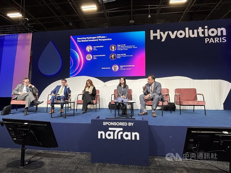 中央大學氫能研究中心副主任林若蓁（右2）27日出席巴黎氫能展座談，與來自經濟合作暨發展組織（OECD）、巴西等數名專家從投資角度觀察產業發展。中央社記者曾依璇巴黎攝　115年1月28日
