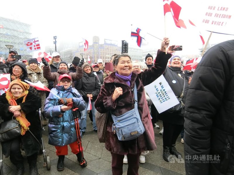 1月17日在丹麥與格陵蘭各地同步舉行的「別碰格陵蘭」（Hands off Greenland）遊行，希望向美國與世界宣告「格陵蘭不出售」，以及格陵蘭屬於格陵蘭人。整場遊行和平堅定，飄散咖啡香。中央社記者辜泳秝哥本哈根攝　115年1月28日
