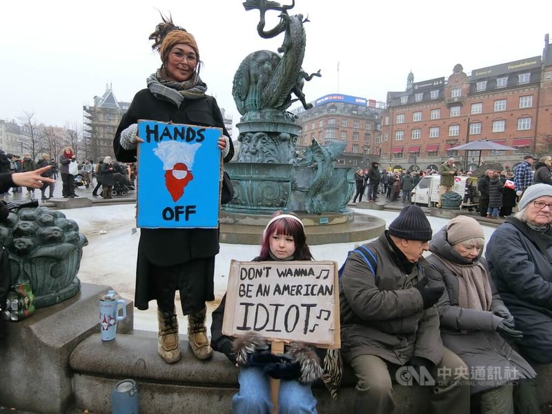1月17日在丹麥舉行的「別碰格陵蘭」（Hands off Greenland）遊行，圖中的兩個女孩用自製標語表達他們不想當美國人。中央社記者辜泳秝哥本哈根攝　115年1月28日