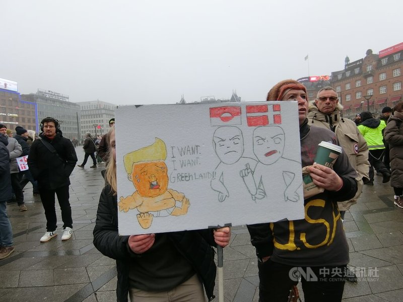 在丹麥舉行的「別碰格陵蘭」（Hands off Greenland）遊行，民眾自製手牌表達立場。圖攝於1月17日。中央社記者辜泳秝哥本哈根攝　115年1月28日