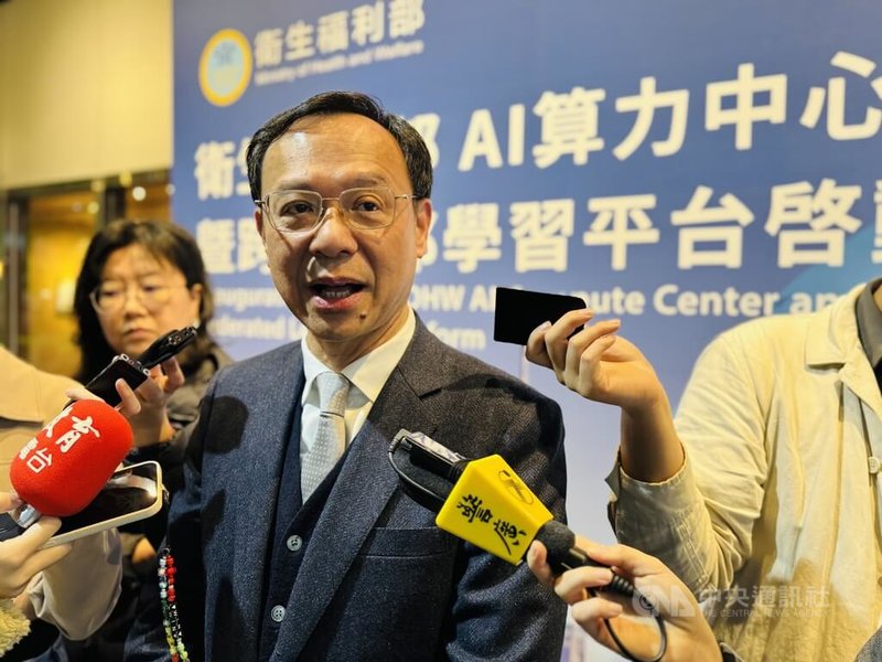 衛福部啟動醫院評鑑制度改革，衛福部長石崇良（中）28日指出，除由現行4年一輪延長為6年，同時轉型為「日常化品質監測」，加上「即時」與「不定期」追蹤輔導2措施，以更多元式搭配評鑑效期延長。中央社記者沈佩瑤攝　115年1月28日