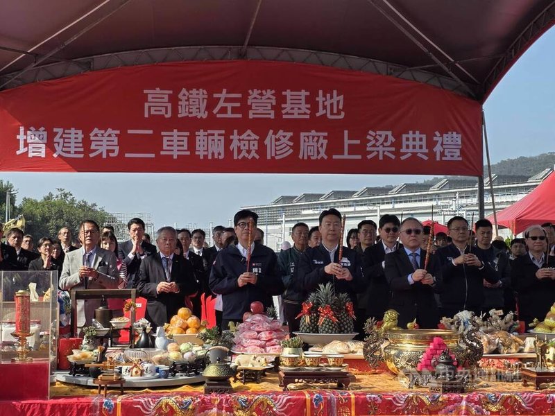 台灣高鐵左營基地增建「第2車輛檢修廠」，28日舉行上梁典禮，邀請台灣高鐵公司董事長史哲（前排右起）、交通部長陳世凱、高雄市長陳其邁共同主持祈福儀式。中央社記者江明晏攝　115年1月28日