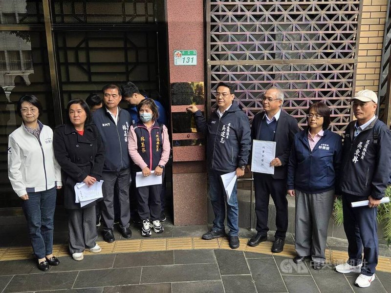 民國114年9月23日馬太鞍溪堰塞湖溢流災情，造成19死、5人失聯。花蓮縣議員吳建志（右4）、吳東昇（右）、林玉芬（左4）、林正福（左3）28日偕同國民黨立委陳玉珍（左2）、翁曉玲（左）、林倩綺（右2）等人共同至台北地檢署，告發內政部長劉世芳、農業部長陳駿季、經濟部長龔明鑫涉犯刑法廢弛職務釀成災害罪、過失致死罪。中央社記者謝君臨攝 115年1月28日