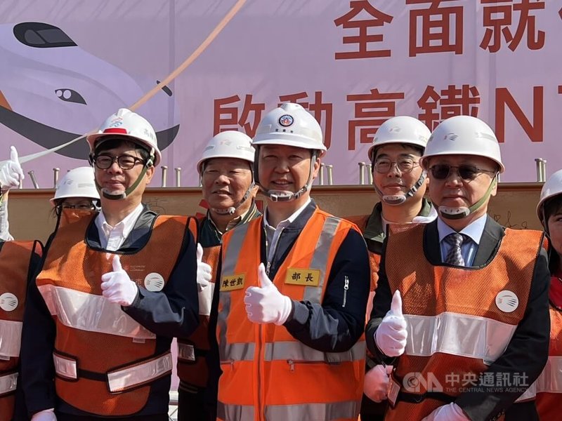  去年台灣高鐵全年旅運首度突破8000萬人次，董事長史哲（右）28日說，首部N700ST新世代列車8月將運抵台灣，待新車全數上線，尖峰運能可提升25%，長遠願景盼增50%。中央社記者黃巧雯攝  115年1月28日