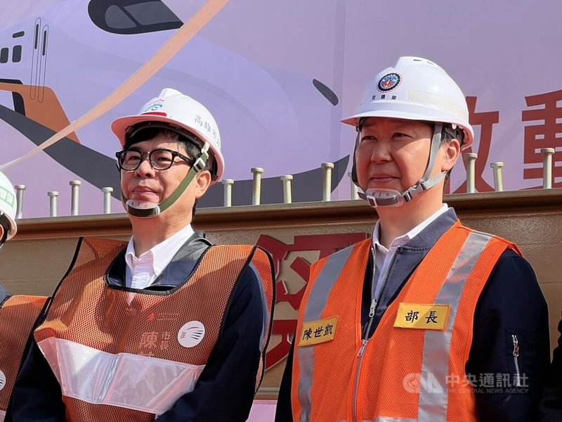 近期高鐵延伸議題引發討論，交通部長陳世凱（右）28日說，高鐵營運近20年，將邁入新階段，除迎接新車外，基於工程科技可行、國家預算能負擔，支持高鐵穩健、務實延伸。中央社記者黃巧雯攝　115年1月28日