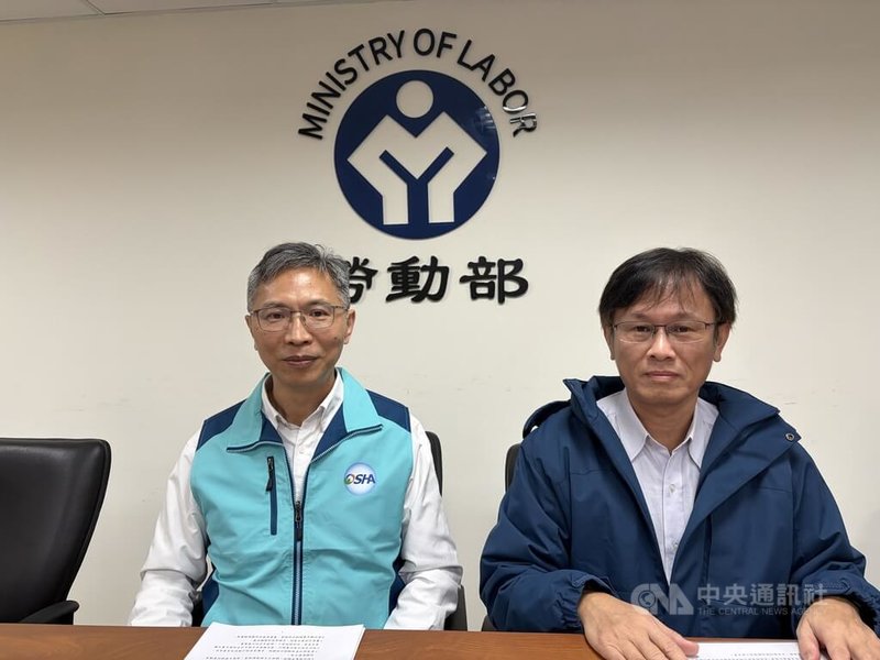勞動部職業安全衛生署職業安全組組長陳光輝（左）28日指出，為加強監督重複發生重大職災或屢次違反職安法令的事業單位改善且避免職災，已正式公告加強監管執行計畫，將列管並公布高職災、高違規廠場及工程。中央社記者吳欣紜攝　115年1月28日