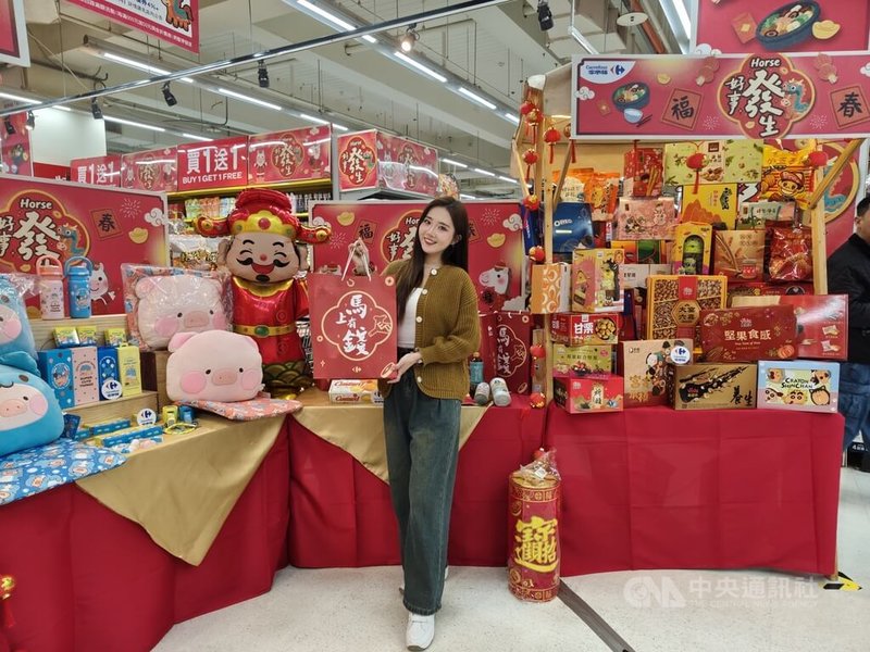 每年春節檔期為量販業全年第一大檔期，營收占比約15%至20%。家樂福今年再度動員量販、超市、線上購物與外送服務「家速配」衝刺春節檔期業績。中央社記者何秀玲攝　115年1月28日