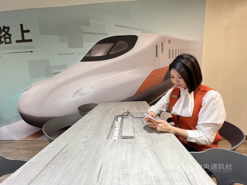 台灣高鐵南區運轉中心2026年1月全新完工，不僅設有簡報室、公用電腦區，方便組員進行工作準備，也在餐桌上提供充電插座，貼心設計可讓組員邊用餐邊充電。中央社記者黃巧雯攝　115年1月28日