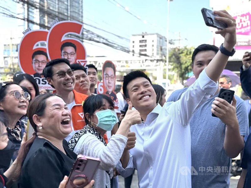 泰國人民黨首席總理候選人納塔彭(右2)在曼谷掃街拜票時,持手機與選民自拍。中央社記者李宗憲曼谷攝 115年1月28日
