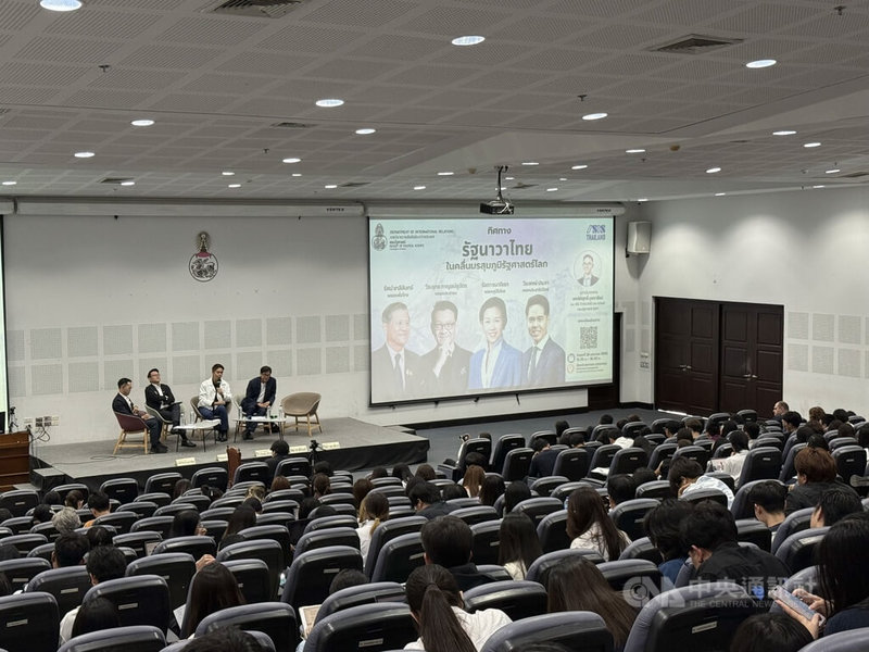 泰國2月8日大選進入倒數階段，泰國智庫邀請主要政黨代表出席座談，談論外交政策，吸引許多學生參加。中央社記者李宗憲曼谷攝　115年1月28日