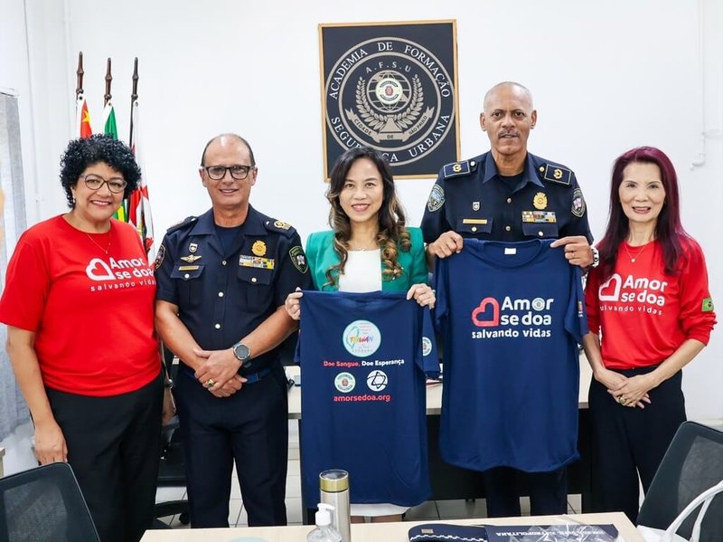駐聖保羅台北經濟文化辦事處處長朱怡靜（中）27、28日參與巴西「愛之贈予機構」（Amor Se Doa）在聖保羅市都會警衛隊（GCM）訓練學院舉辦的捐血活動，並致贈紀念T恤支持公益。（支黃秀莉提供）中央社記者唐雅陵聖保羅傳真　　115年1月28日