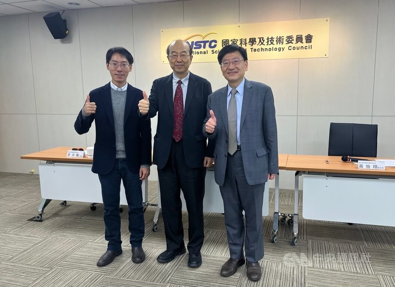 在國科會長期補助支持下，台北榮民總醫院醫學研究部部主任黃怡翔（右）及台北榮民總醫院內科部胃腸肝膽科主治醫師李沛璋（左）研究團隊，首次發現不論肝癌病因為何，腸道菌群產生的共同糞便代謝物「乙酸」，可預測免疫合併治療成效。中央社記者趙敏雅攝　115年1月28日