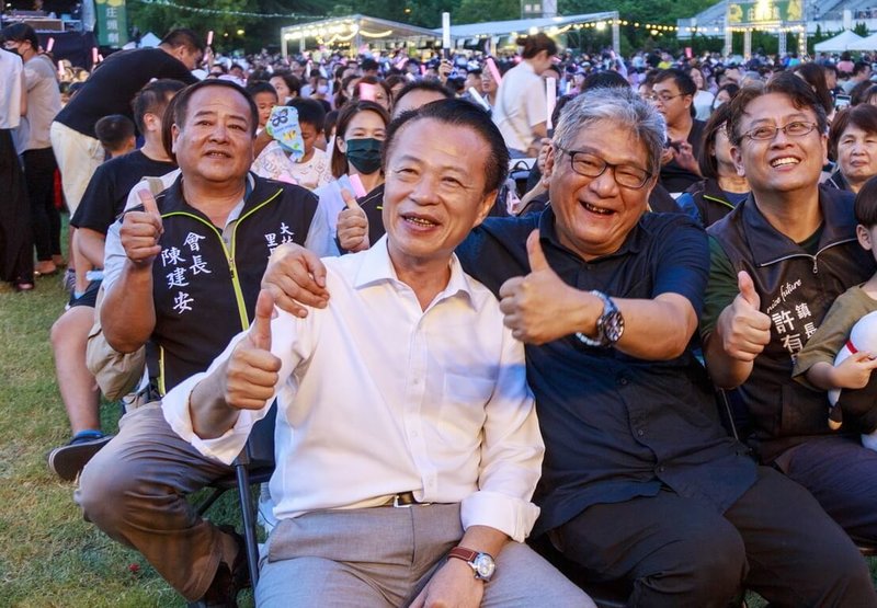 嘉義縣長翁章梁(前左)與紙風車文教基金會創辦人李永豐(前左2)交情深厚,翁章梁透露,2020年紙風車倉庫火災後,李永豐幾乎一無所有,那段時間只要李永豐回嘉義,兩人常在深夜長談。(嘉義縣政府提供)中央社記者蔡智明傳真 115年1月28日