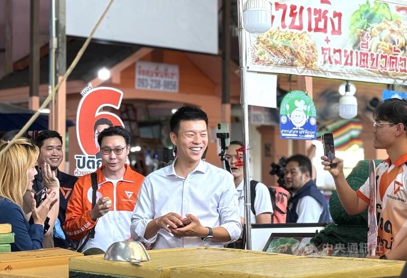 泰國人民黨首席總理候選人納塔彭(中)目前在各民調中的支持度排名第一。圖為納塔彭28日在曼谷市場掃街拜票,受到許多民眾歡迎。中央社記者李宗憲曼谷攝 115年1月28日