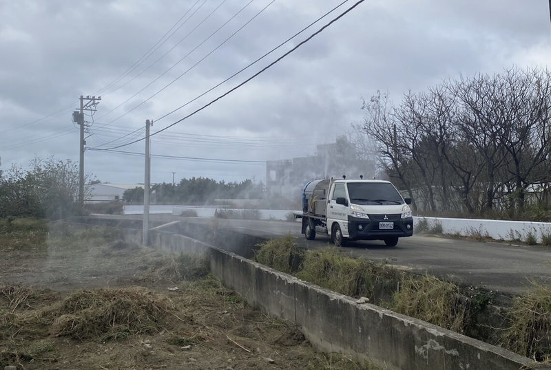 苗栗縣後龍鎮外埔里出海口大排26日發現有大量死雞,經採檢確認感染H5N1亞型高病原性禽流感,縣府當天立即啟動防疫應變機制,加強環境清消,也將持續對周邊養禽場採樣送驗。(苗栗縣政府提供)中央社記者管瑞平傳真 115年1月28日