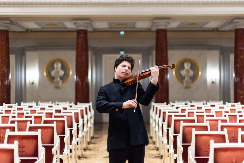 小提琴家奧古斯汀・哈德利希（Augustin Hadelich）（圖）4月再度訪台，攜手長年好友鋼琴家查爾斯・歐文（Charles Owen），以小提琴與鋼琴二重奏的形式，與樂迷分享私密音樂對話。（牛耳藝術提供）  中央社記者趙靜瑜傳真  115年1月28日