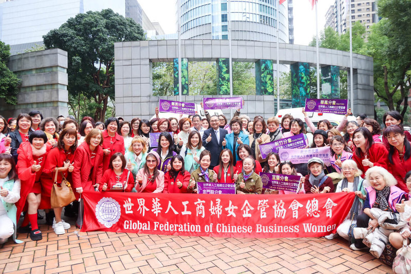 世界華人工商婦女企管協會總會等單位捐贈新北市府高頂救護車等,市府28日舉行聯合捐贈儀式,由市長侯友宜(中著西裝者)代表受贈,感謝他們對新北市救護量能的貢獻。(新北市新聞局提供)中央社記者黃旭昇傳真 115年1月28日