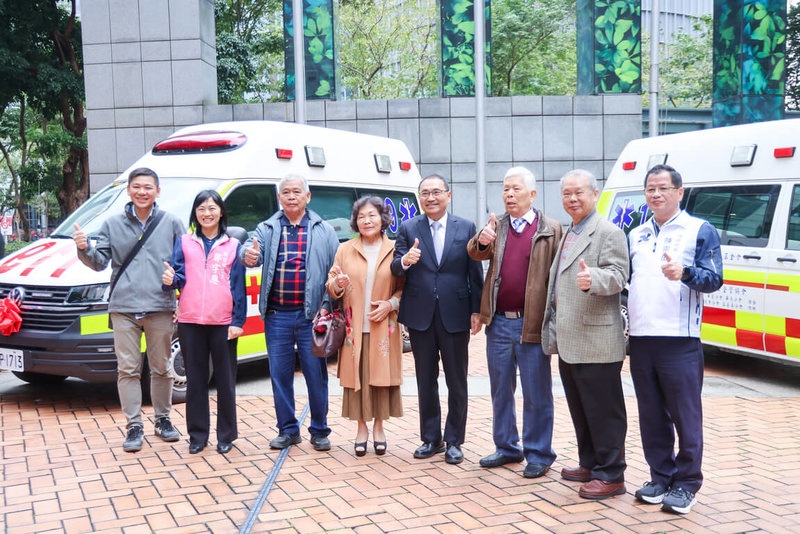 新北市長侯友宜(右4)28日代表接受優寶營造公司捐贈的高頂救護車與各項急救器材,侯友宜表示,市府資源有限,有賴各界善心捐贈,共同幫助需要的市民。(新北市新聞局提供)中央社記者黃旭昇傳真 115年1月28日
