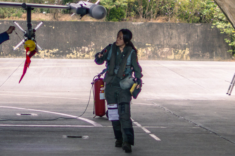 空軍F-16飛官陳怡慈28日執行戰鬥空中巡邏（CAP）任務，起飛前落實飛行前機身360度檢查。（國防部提供）中央社記者吳書緯傳真 115年1月28日