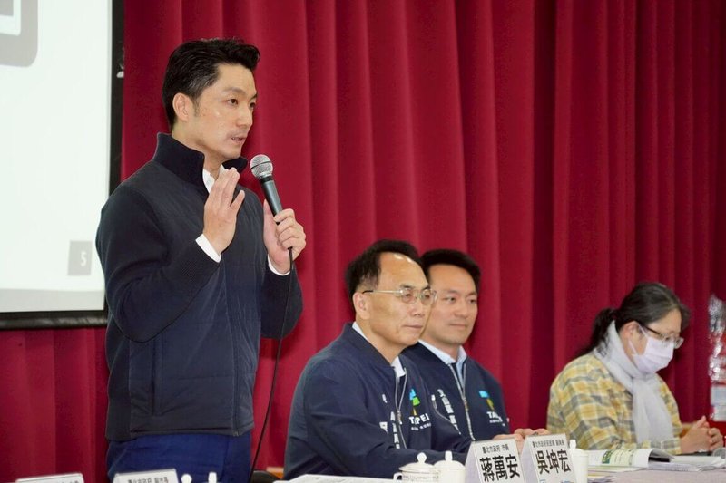 台北市長蔣萬安（左）28日與文山區里長座談，會前受訪時指出，今年年貨大街也實施全面禁菸，且範圍擴大至周邊巷弄，並與當地里長達共識，將吸菸區設置在大稻埕碼頭入口處，盼能有效分流吸菸者與非吸菸者。（台北市政府提供）中央社記者陳昱婷傳真　115年1月28日
