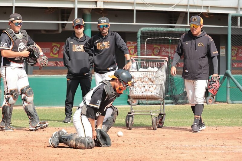 中華職棒統一7-ELEVEn獅隊春訓特別找來具備美職大聯盟多年資歷的捕手卡諾獅(Carlos Muñoz)(立者右2)擔任客座捕手教練,卡諾獅也觀察到台灣捕手接捕內角球仍有可修正方向。(統一7-ELEVEn獅隊提供)中央社記者蘇志畬傳真 115年1月28日